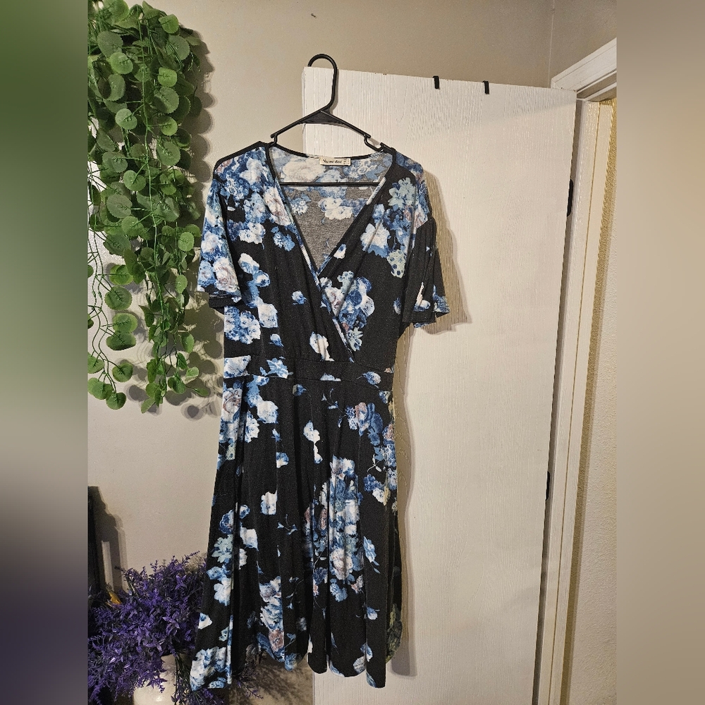 Nemidor Floral Black and Blue Women's Dress Size 22